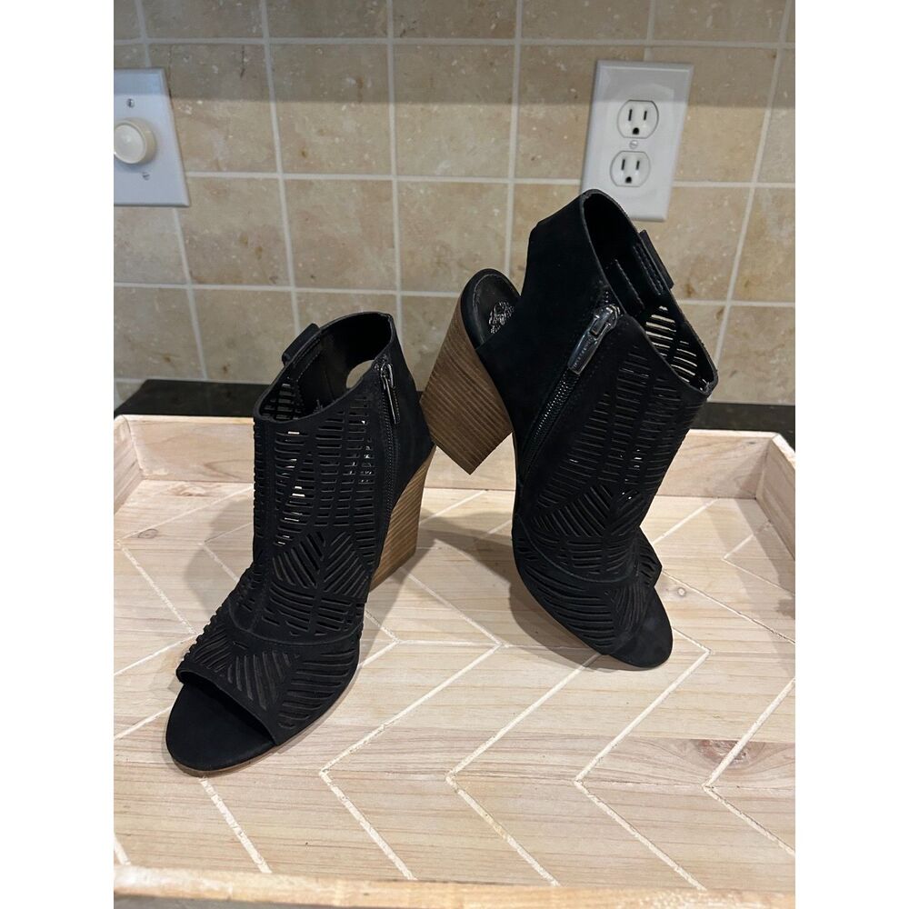 Vince Camuto Kimora Black Suede Cutout Shield Sandal Peep Toe Block Heel Sz 8
